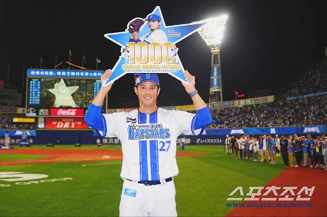 2013년 한신에 입단해 프로 13년차에 1000이닝을 돌파한 후지나미. 31일 주니치전이 끝난 뒤 기념촬영을 하는 모습. 사진캡처=요코하마 베이스타즈 SNS