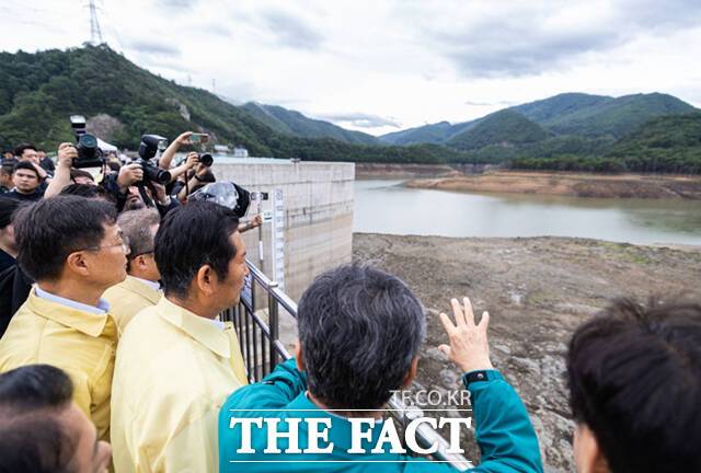 강원 강릉의 생활용수 핵심 공급원인 오봉저수지 저수율이 15% 밑으로 내려갔다. /더팩트 DB