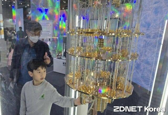 한국표준과학연구원이 선보인 20큐비트 양자컴퓨터 모형.