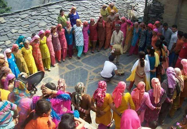 각 지역에서의 일부다처제 결혼은 점점 더 드물어지고 있다