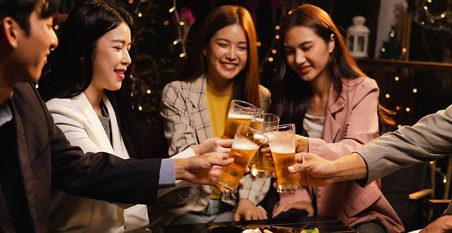 최근 20~30대 사이에 외모로 참가 여부를 결정한다는 ‘외모 승인제 파티’가 유행하고 있다. /게티이미지뱅크