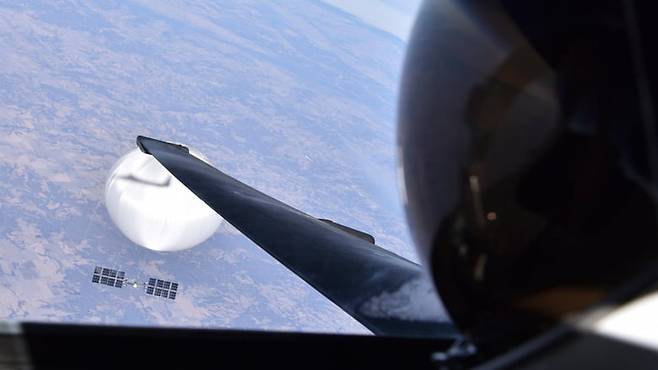 2023년 2월 3일 미 본토를 나는 중국 정찰 풍선을 배경으로 U-2 조종사가 찍은 셀피(selfie)./미 국방부
