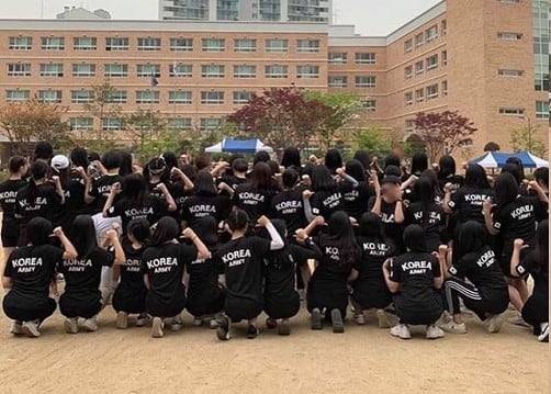 High school students wearing matching R.O.K.A. T-shirts./Online community