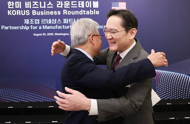 이재용 삼성전자 회장이 25일(현지시간) 미국 워싱턴DC 윌라드 호텔에서 열린 한미 비즈니스 라운드 테이블 리셉션에서 젠슨 황 엔비디아 최고경영자(CEO)와 포옹하고 있다. /연합뉴스
