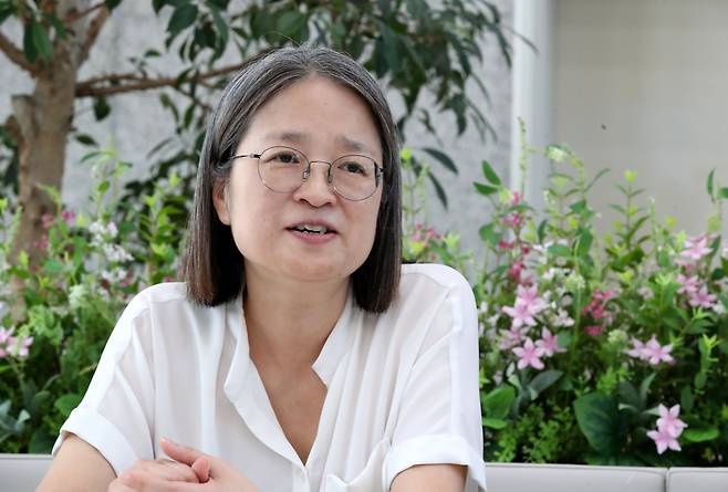 검사의 일상과 고민을 '친애하는 나의 민원인' '유무죄 세계의 사랑법'이란 책으로 엮어낸 정명원 검사. 그는 자신이 가진 이야기꾼으로서의 재능을 국민참여재판에서 발휘하고 있다며 웃었다. /신현종 기자