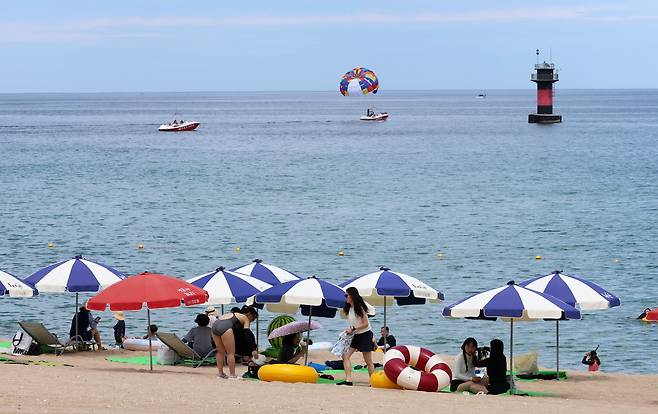 지난 17일 강원 강릉시 경포해수욕장에서 피서객들이 막바지 피서를 즐기고 있다. 사진은 기사 내용과 관계 없음. /연합뉴스