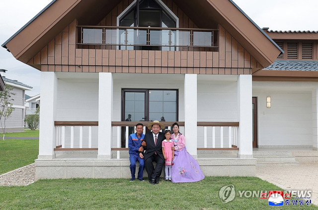 함경남도 낙원군에 세워진 대규모 바다 양식기지인 낙원군바다가양식사업소 준공식이 30일 김정은 북한 국무위원장이 참석한 가운데 열렸다고 조선중앙통신이 31일 보도했다. 연합뉴스