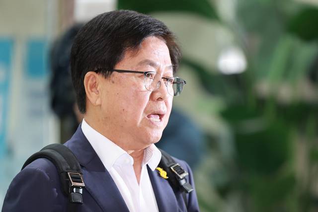 취재진 질문에 답하는 최교진 교육부 장관 후보자. 연합뉴스