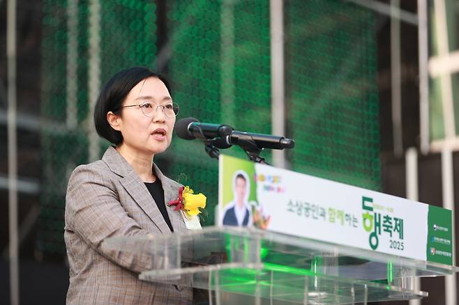 한성숙 중기부 장관이 동행 축제 개막식에서 축사를 하고 있다.