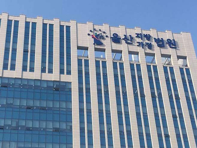 "같이 먹고 살자" 조폭 행세하며 홀덤펍 업주에게