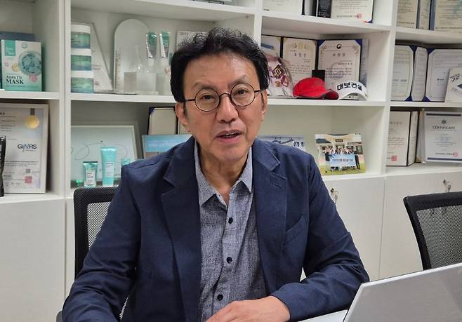 이동한 바이오모아메디칼 대표가 광교테크노밸리 내 본사에서 회사 제품의 경쟁력에 대해 소개하고 있다. 사진=강중모 기자