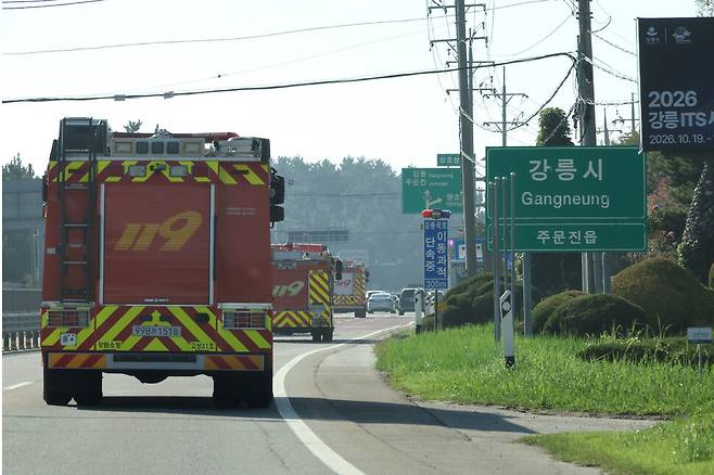 31일 오전 강원도 강릉시에서 식수원 지원을 위해 물탱크 차량이 이동하고 있다. 정용일 선임기자 yongil@hani.co.kr
