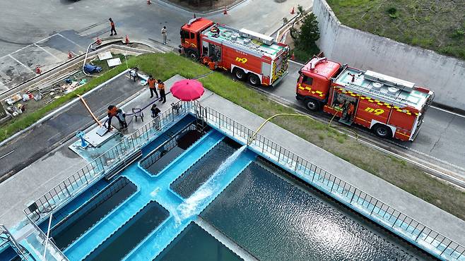 소방대원들이 31일 오전 강원도 강릉시 홍제정수장에 물을 넣고 있다. 정용일 선임기자 yongil@hani.co.kr