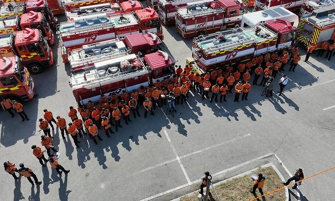 31일 오전 강원 강릉시 강북공설운동장에 식수원 지원을 위해 소방대원들이 지원 일정을 듣고 있다. 정용일 선임기자 yongil@hani.co.kr