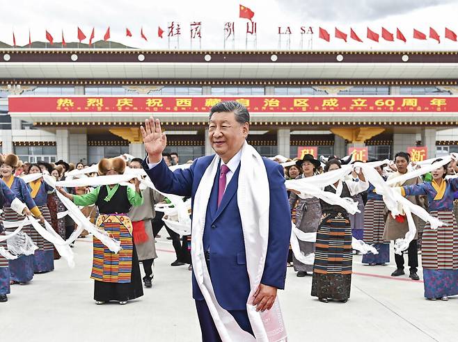 시진핑 중국 국가주석이 지난 8월20일 티베트자치구 성립 60주년 경축대회에 참석하기 위해 티베트 수도인 라싸에 도착하여 시민들에게 손을 흔들고 있다. 라싸/신화 연합뉴스