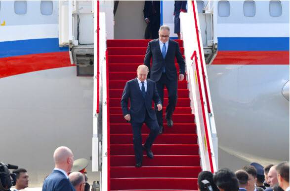 상하이협력기구(SCO) 정상회의에 참석하는 블라디미르 푸틴 러시아 대통령이 31일 중국 톈진에 도착해 전용기에서 내리고 있다. 신화 연합뉴스