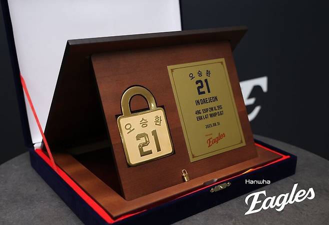 한화 이글스 선수단이 오승환(삼성 라이온즈)에게 선물한 은퇴 기념 선물. 한화 이글스 제공