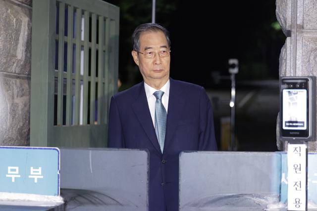 12·3 비상계엄 과정에서 윤석열 전 대통령의 내란 행위를 방조한 혐의를 받는 한덕수 전 국무총리가 27일 구속영장이 기각된 후 경기 의왕 서울구치소를 나서고 있다. 뉴스1