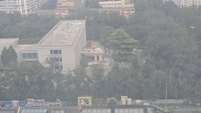 김정은 북한 국무위원장의 내달 초 방중을 앞둔 30일 중국 베이징 차오양구의 북한대사관에서 직원들이 대사관 보수 공사에 분주하다. 베이징=이혜미 특파원