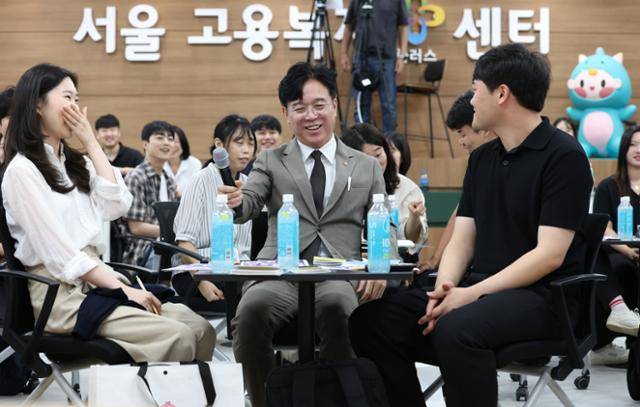 김영훈 고용노동부 장관이 지난 28일 서울 중구 서울고용노동청에서 열린 청년 취업지원 활성화를 위한 타운홀 미팅에서 참석자들과 대화를 나누고 있다. 뉴스1