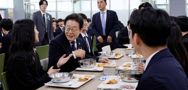 이재명(왼쪽 두번째) 대통령이 7월 14일 충북 진천 국가공무원인재개발원에서 열린 신임 관리자 특강을 마친 뒤 교육생들과 구내식당에서 점심을 먹고 있다. 왕태석 선임기자