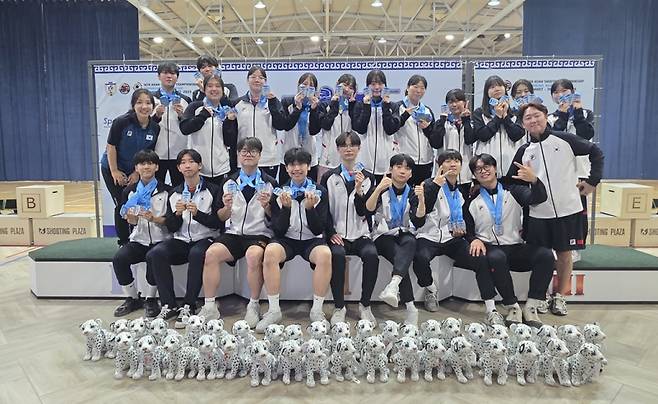 제16회 심켄트 아시아사격선수권대회에서 출전 선수 전원 메달을 획득한 사격 국가대표 후보선수단. 대한사격연맹