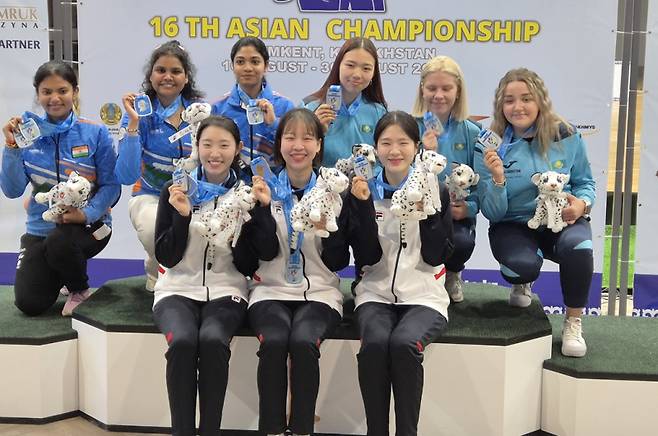 제16회 심켄트 아시아사격선수권대회 50m 소총복사 여자 일반부 단체전에서 금메달을 차지한 임하나(화성시청), 이은서(서산시청), 김제희(화성시청) 선수(왼쪽부터). 대한사격연맹