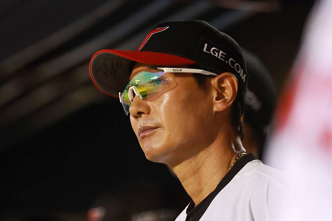 <yonhap photo-4835=""> 경기 지켜보는 염경엽 감독 (서울=연합뉴스) 신현우 기자 = 20일 서울 잠실야구장에서 열린 프로야구 2025 신한 SOL 뱅크 KBO리그 롯데 자이언츠와 LG 트윈스의 경기. LG 염경엽 감독이 경기를 지켜보고 있다. 2025.8.20 nowwego@yna.co.kr/2025-08-20 20:01:20/ <저작권자 ⓒ 1980-2025 ㈜연합뉴스. 무단 전재 재배포 금지, AI 학습 및 활용 금지></yonhap>