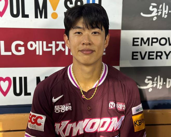 키움 송성문이 31일 잠실 LG전 승리 후 취재진과 인터뷰를 하며 환하게 웃고 있다. 잠실=이형석 기자&nbsp;