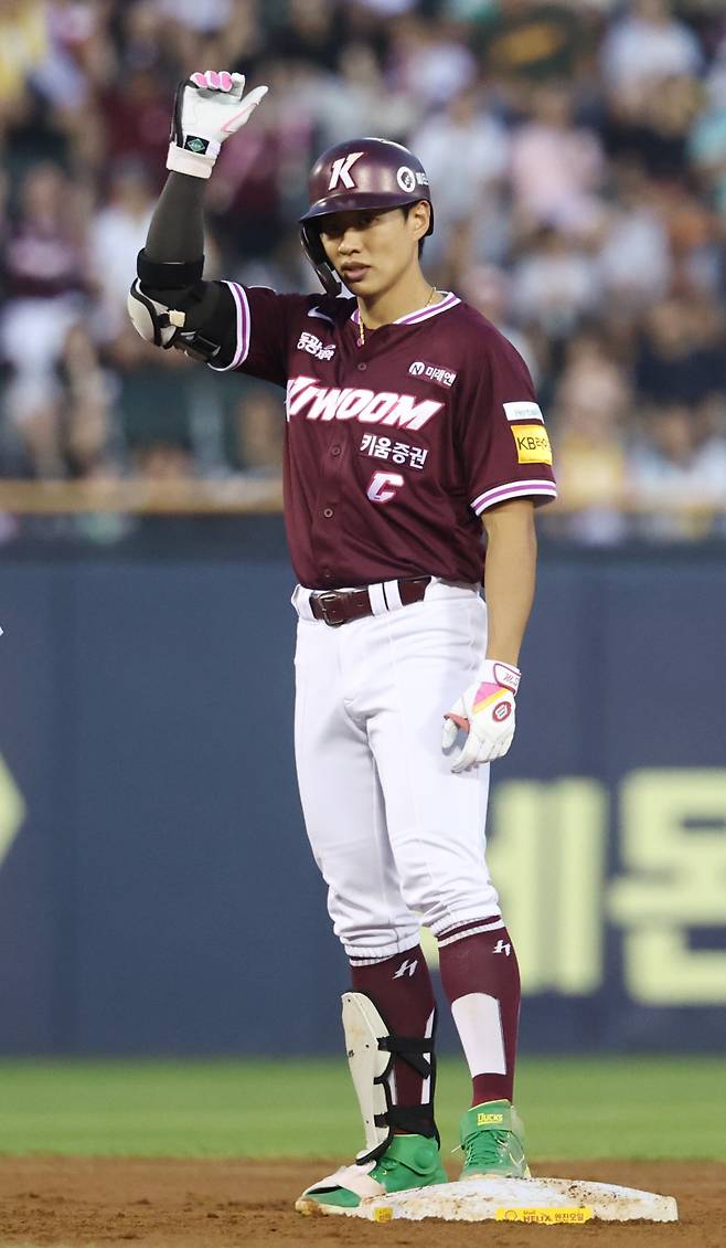<yonhap photo-4448=""> 1타점 2루타 친 키움 송성문 (서울=연합뉴스) 김인철 기자 = 31일 서울 잠실야구장에서 열린 2025 프로야구 KBO리그 키움 히어로즈와 LG 트윈스의 경기. 4회초 2사 1, 2루 키움 송성문이 좌익수 왼쪽 1타점 2루타를 치고 세리머니를 하고 있다. 2025.8.31 yatoya@yna.co.kr/2025-08-31 19:08:05/ <저작권자 ⓒ 1980-2025 ㈜연합뉴스. 무단 전재 재배포 금지, AI 학습 및 활용 금지></yonhap>