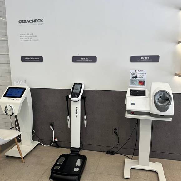 몸상태를 체크할 수 있는 세라체크존 [사진=세라젬 제공]
