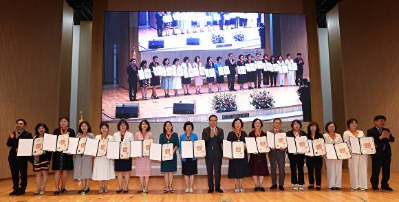 지난 29일 경기과학고등학교 대강당에서 열린 퇴직 교원 훈·포장과 표창장 전수식에서 임태희 교육감 등이 기념 촬영을 하고 있다. [사진=경기도교육청]