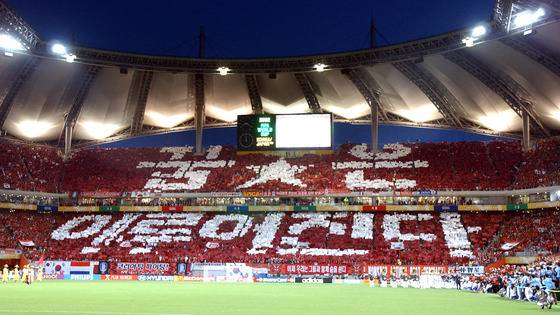 1988년 서울올림픽과 2002년 한·일 월드컵은 세계로 뻗어나가는 ‘글로벌 코리아’의 이정표 같은 무대였다. 2002년 서울 상암동 월드컵경기장에서 붉은 악마 회원들이 ‘꿈은 이루어진다’ 카드 섹션을 선보이고 있다. [중앙포토]