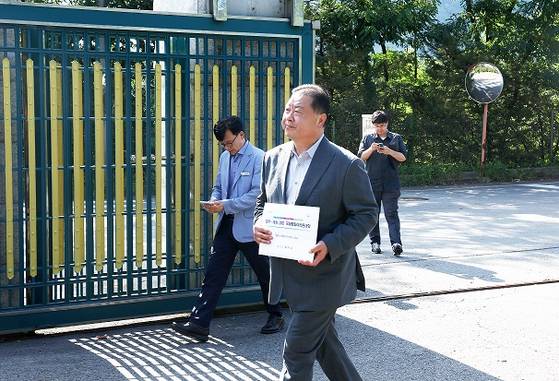 김경일 파주시장은 지난 7일 통일부를 방문해 ‘파주~개성 DMZ 국제평화 마라톤대회’ 개최를 위한 북한주민접촉신고서를 직접 제출하고, 지방정부 차원에서 경색된 남북관계 회복을 위한 첫걸음을 내디뎠다. 사진 파주시