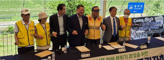 납북자가족모임은 지난 8일 오전 11시 경기도 파주시 임진각 한반도생태평화종합관광센터 2층 야외 쉼터에서 파주시와 공동 기자회견을 개최하고 대북전단 살포를 전면 중단하겠다고 밝혔다. 기자회견에는 최성룡 납북자가족모임 대표(오른쪽 세번째), 김경일 파주시장(네번째)과 윤후덕(파주시갑) 더불어민주당 국회의원(두번째), 이종돈 경기도 안전관리실장(다섯번째), 납북 귀환자 등이 참석했다. 전익진 기자