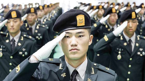 지난 29일 오전 경기 광주시 육군 특수전학교에서 열린 '특전부사관 260기 임관식'에서 신임 특전부사관들이 경례를 하고 있다. 뉴스1