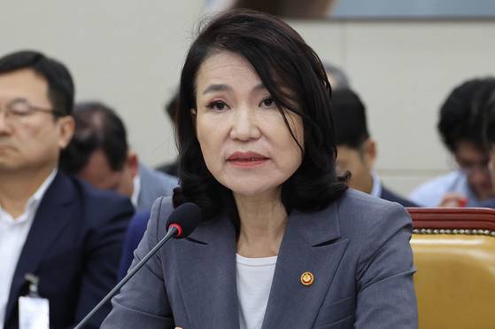 이진숙 방송통신위원장이 20일 국회에서 열린 과학기술정보방송통신위원회 전체회의에서 의원들 질의에 답하고 있다. 임현동 기자