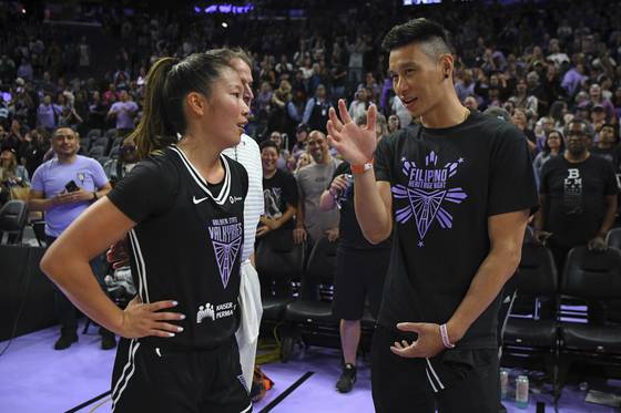현역 은퇴를 선언한 제러미 린(오른쪽). NBA에서 '황색 돌풍'을 일으킨 주인공이다. AP=연합뉴스