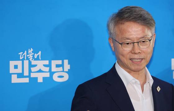 지난 27일 서울 여의도 국회에서 더불어민주당 민형배 의원이 검찰개혁 관련 브리핑을 하고 있다. 연합뉴스