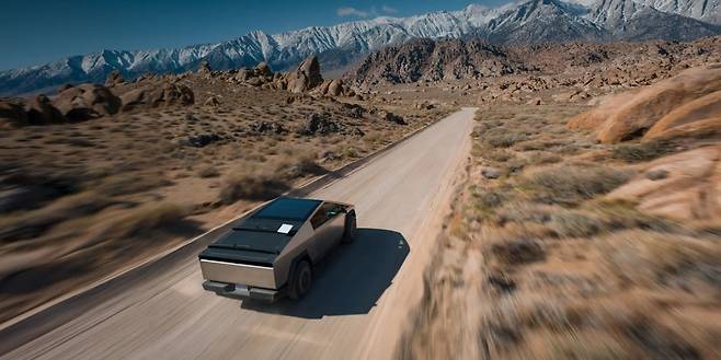 스타링크 단말기를 부착하고 이동중인 사이버트럭 /사진=스페이스X