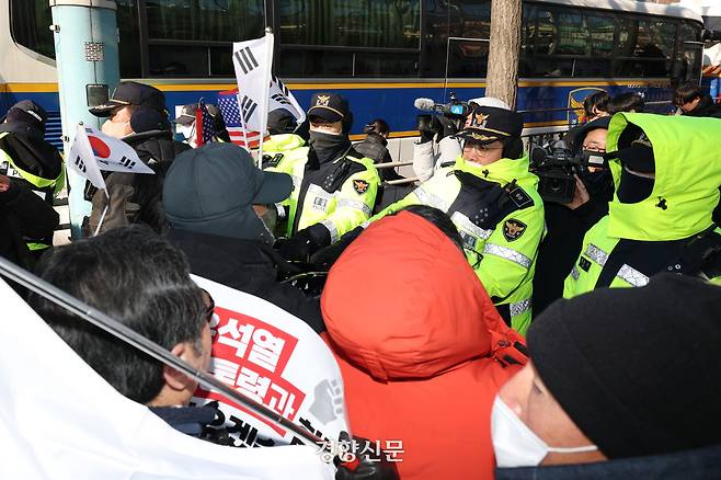 윤석열 전 대통령이 고위공직자범죄수사처에 체포됐던 지난 1월 15일 서울 용산구 한남동 관저 앞에서 탄핵 반대 집회에 참석한 시민들이 경찰에 항의하고 있다. 정효진 기자