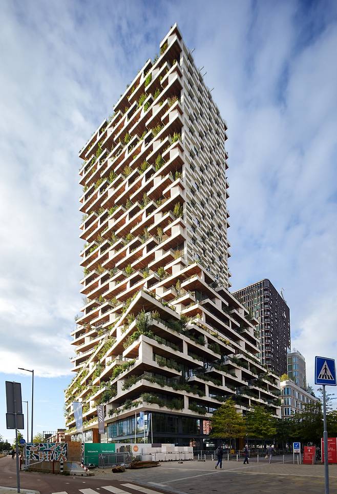 104m 높이 빌딩에 나무와 화초가 빽빽이 식재돼 있다. 스테파노 보에리 아키테티 제공