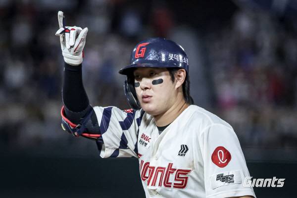 31일 부산 사직구장에서 열린 KT전에서 롯데 나승엽이 5회 1타점 적시타를 친 뒤 세리머니를 하고 있다. 롯데 자이언츠 제공