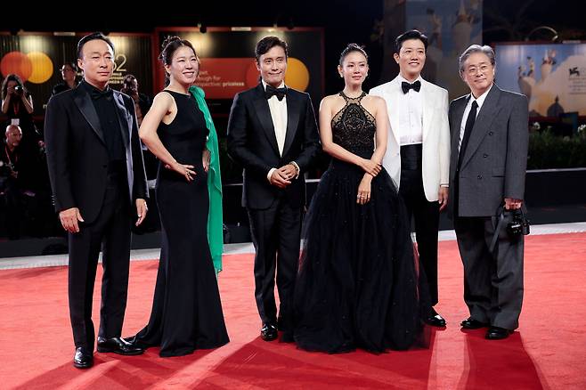 From left: Lee Sung-min, Yeom Hye-ran, Lee Byung-hun, Son Ye-jin, Park Hee-soon and director Park Chan-wook pose on the red carpet for the screening of "No Other Choice" in competition at the 82nd Venice International Film Festival, Venice, Italy, Friday. (Reuters-Yonhap)