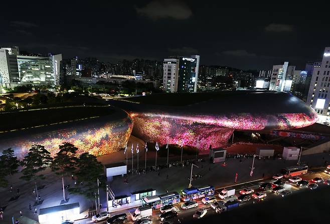 Media art is being displayed on the facade of the Dongdaemun Design Plaza in central Seoul during the 2025 fall edition of the biannual ″Seoul Light DDP″ on Aug. 28. [NEWS1]
