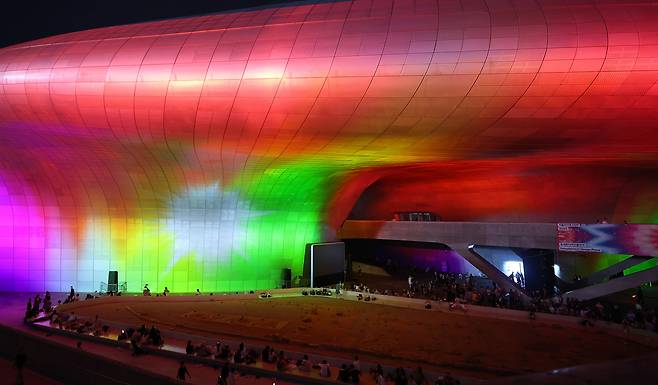 Media art is being displayed on the facade of the Dongdaemun Design Plaza in central Seoul during the fall edition of the biannual ″Seoul Light DDP″ on Aug. 28. [YONHAP]