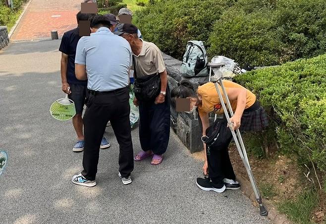 일산방주교회가 지난 2일 서울 영등포구 영등포공원에서 폭우로 신발이 망가진 노숙인에게 꼭 맞는 신발을 선물하는 장면. 교회 제공