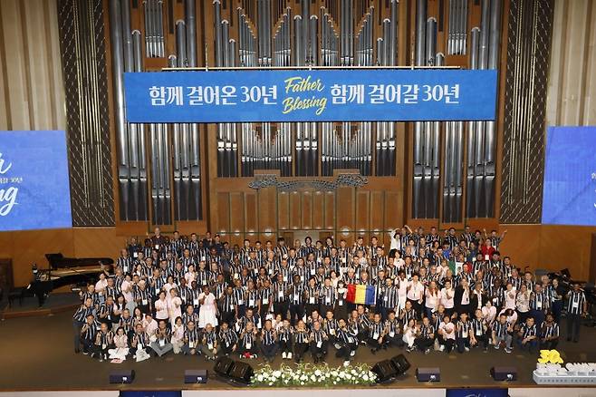 해외 두란노아버지학교 봉사자들이 30일 서울 서초구 양재온누리교회에서 열린 '파더 블레싱'에서 행사를 마치고 기념 촬영을 하고 있다. 두란노아버지학교 제공