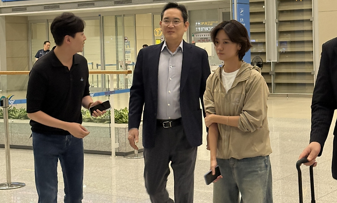 1주일간의 한미정상회담 경제사절단 동행 일정을 마친 이재용 삼성전자 회장이 31일 인천공항 제2여객터미널을 통해 입국하며 취재진의 질문에 답변하고 있다. 연합뉴스