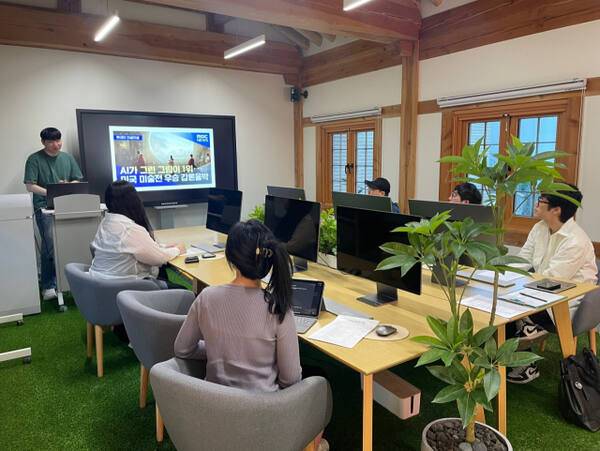 수원시미디어센터에서 진행된 AI 단편영화 전문가 멘토링 현장. 수원문화재단 제공